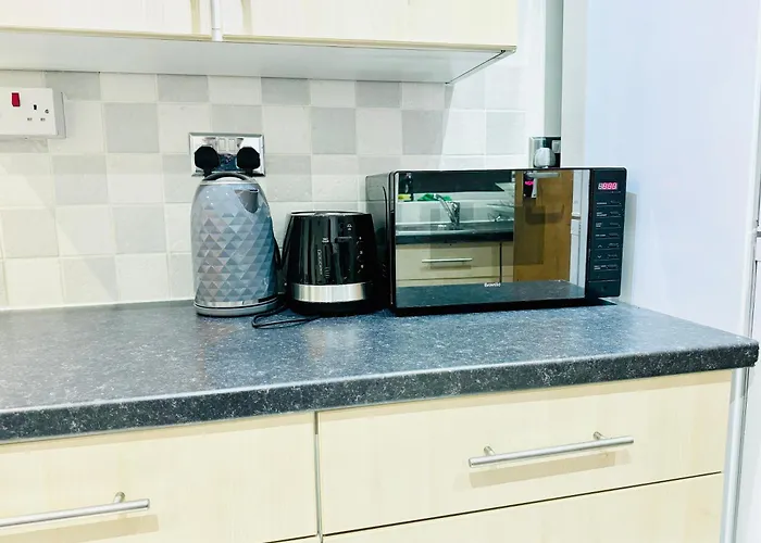 Falcon - 2 Bedroom Ground Floor Flat In Central London