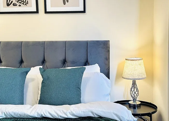 Falcon - 2 Bedroom Ground Floor Flat In Central London
