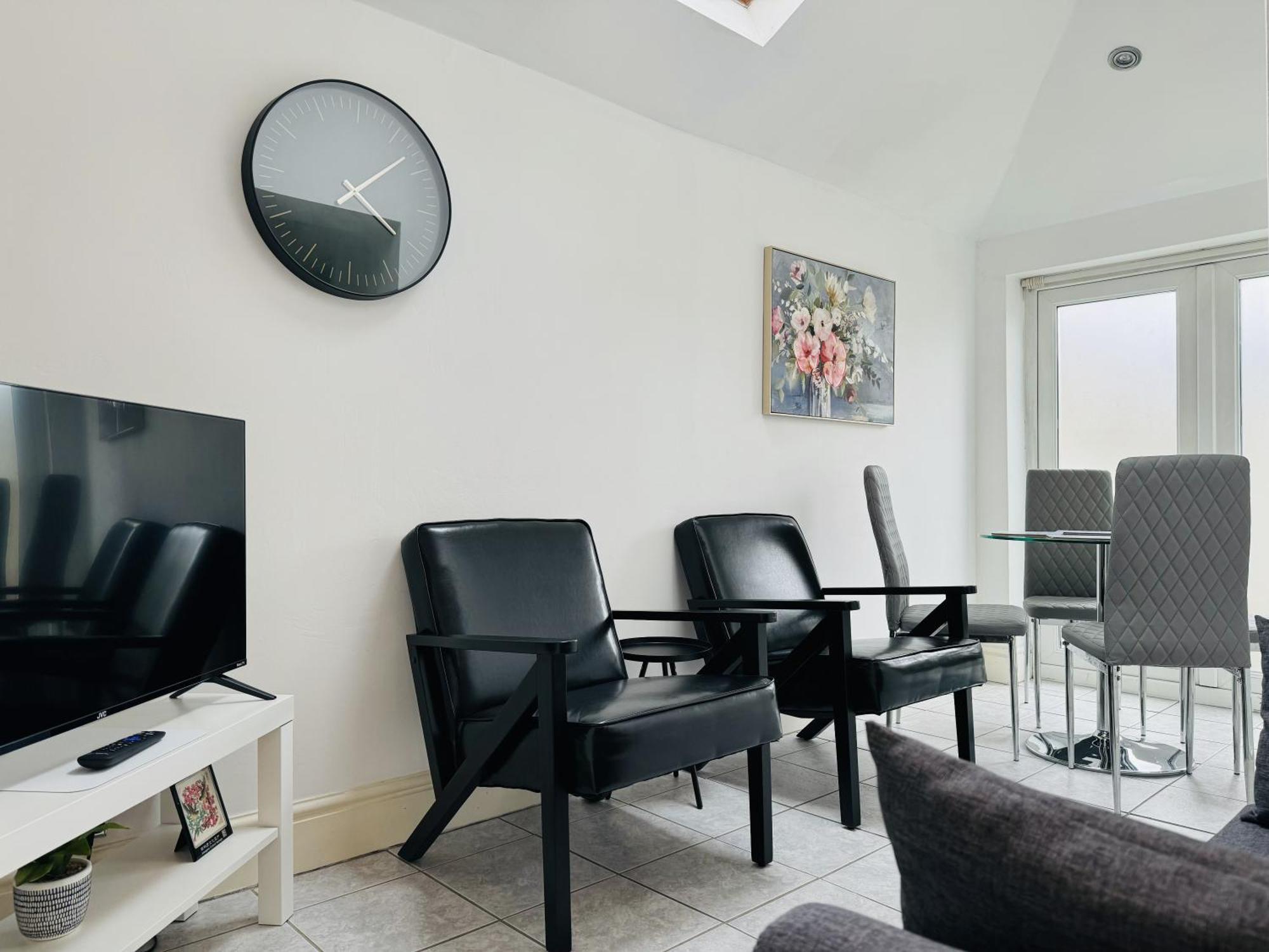 Falcon - 2 Bedroom Ground Floor Flat In Apartamento *