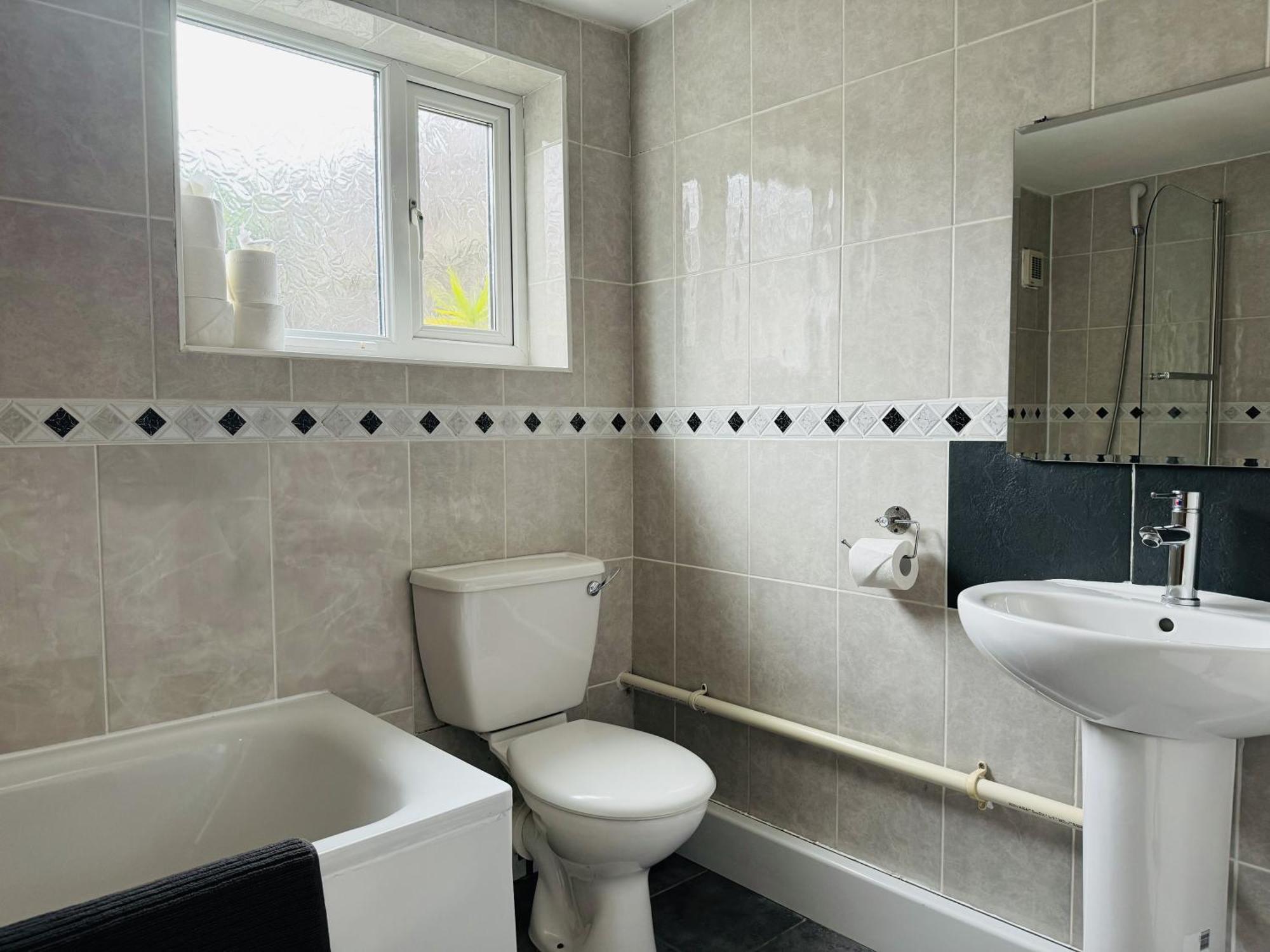 Apartamento Falcon - 2 Bedroom Ground Floor Flat In Londres