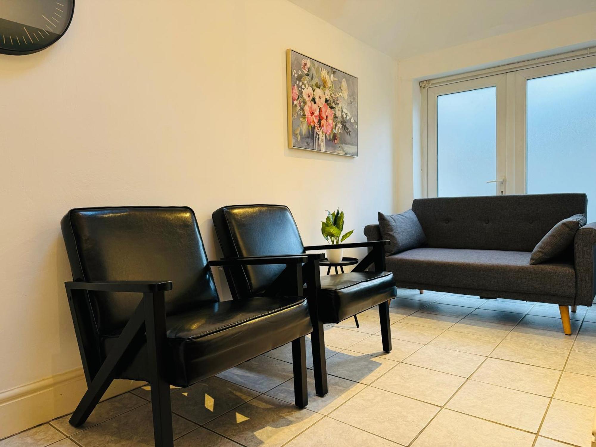 Falcon - 2 Bedroom Ground Floor Flat In Apartamento